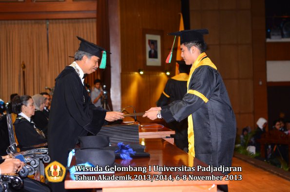 wisuda-unpad-gel-i-ta-2013_2014-fakultas-tip-oleh-dekan-017