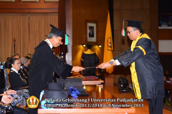 wisuda-unpad-gel-i-ta-2013_2014-fakultas-tip-oleh-dekan-022