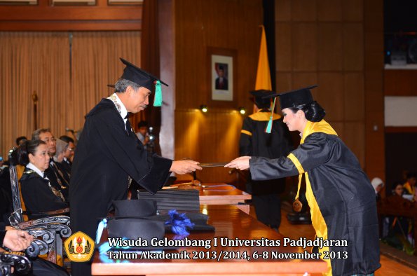 wisuda-unpad-gel-i-ta-2013_2014-fakultas-tip-oleh-dekan-023