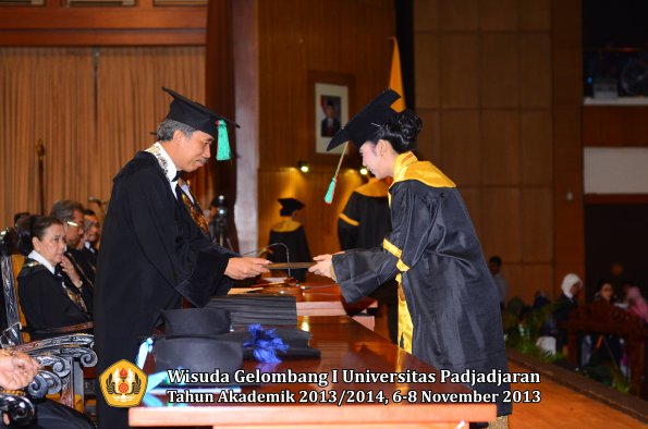 wisuda-unpad-gel-i-ta-2013_2014-fakultas-tip-oleh-dekan-025