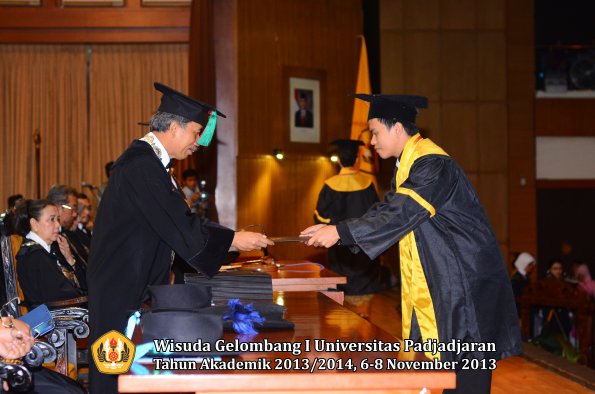 wisuda-unpad-gel-i-ta-2013_2014-fakultas-tip-oleh-dekan-026