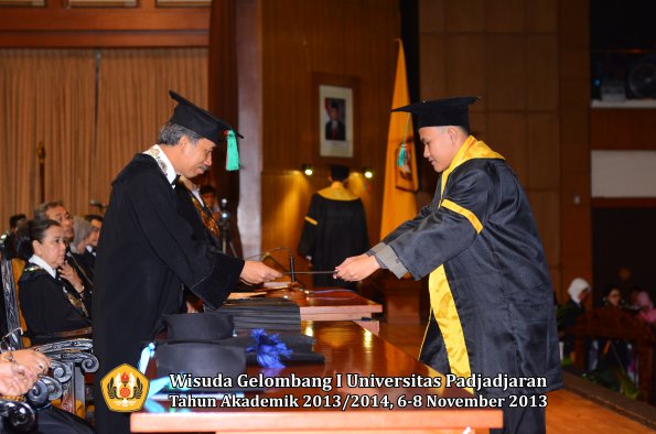 wisuda-unpad-gel-i-ta-2013_2014-fakultas-tip-oleh-dekan-028