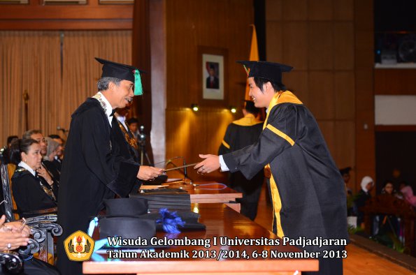 wisuda-unpad-gel-i-ta-2013_2014-fakultas-tip-oleh-dekan-029