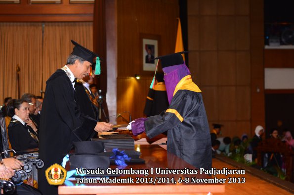 wisuda-unpad-gel-i-ta-2013_2014-fakultas-tip-oleh-dekan-030