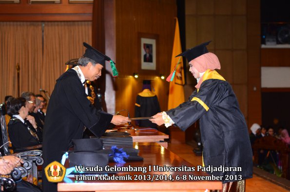 wisuda-unpad-gel-i-ta-2013_2014-fakultas-tip-oleh-dekan-031