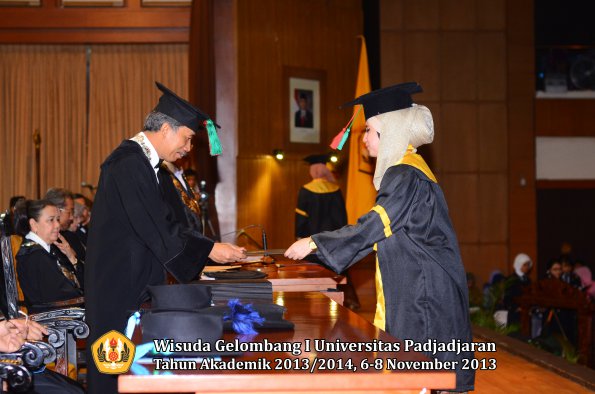 wisuda-unpad-gel-i-ta-2013_2014-fakultas-tip-oleh-dekan-032