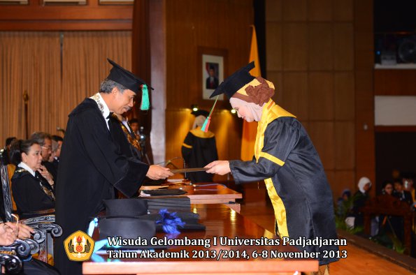 wisuda-unpad-gel-i-ta-2013_2014-fakultas-tip-oleh-dekan-033