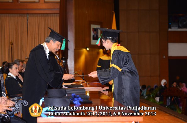 wisuda-unpad-gel-i-ta-2013_2014-fakultas-tip-oleh-dekan-034