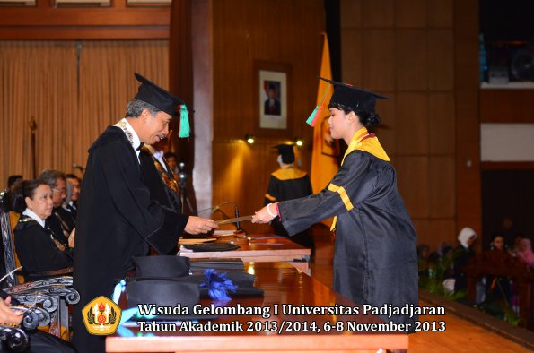 wisuda-unpad-gel-i-ta-2013_2014-fakultas-tip-oleh-dekan-039