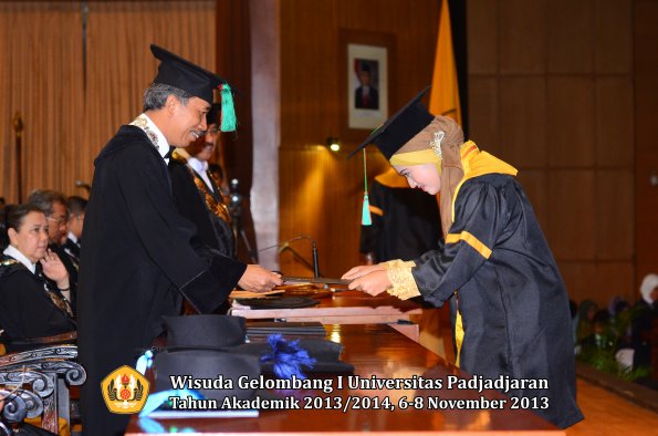 wisuda-unpad-gel-i-ta-2013_2014-fakultas-tip-oleh-dekan-041