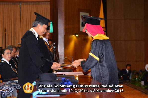 wisuda-unpad-gel-i-ta-2013_2014-fakultas-tip-oleh-dekan-042