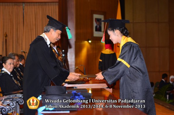 wisuda-unpad-gel-i-ta-2013_2014-fakultas-tip-oleh-dekan-043