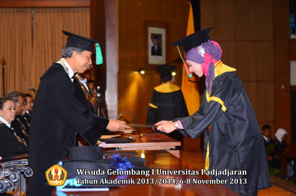 wisuda-unpad-gel-i-ta-2013_2014-fakultas-tip-oleh-dekan-044