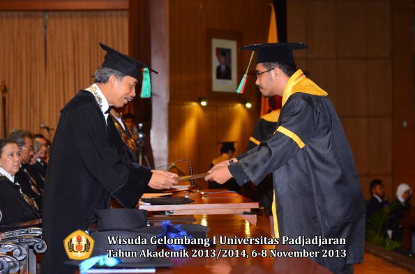 wisuda-unpad-gel-i-ta-2013_2014-fakultas-tip-oleh-dekan-045