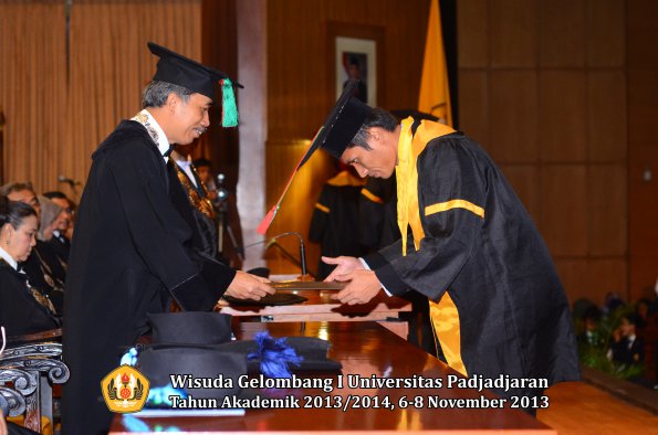 wisuda-unpad-gel-i-ta-2013_2014-fakultas-tip-oleh-dekan-046