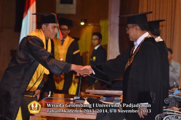 wisuda-unpad-gel-i-ta-2013_2014-fakultas-tip-oleh-rektor-020