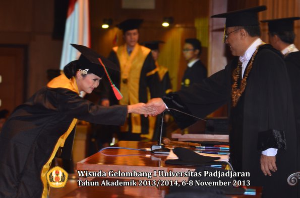 wisuda-unpad-gel-i-ta-2013_2014-fakultas-tip-oleh-rektor-022