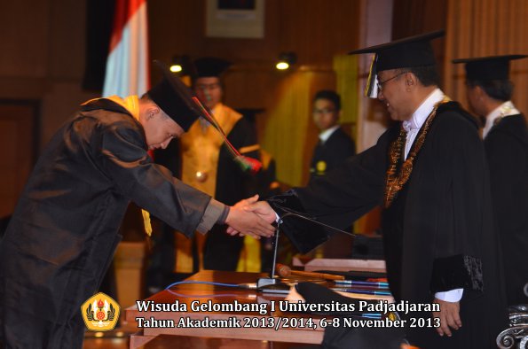 wisuda-unpad-gel-i-ta-2013_2014-fakultas-tip-oleh-rektor-026