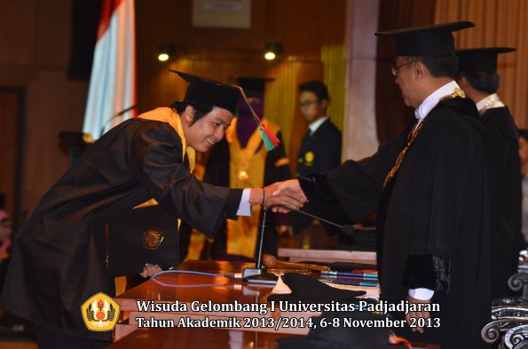 wisuda-unpad-gel-i-ta-2013_2014-fakultas-tip-oleh-rektor-027