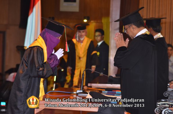 wisuda-unpad-gel-i-ta-2013_2014-fakultas-tip-oleh-rektor-028