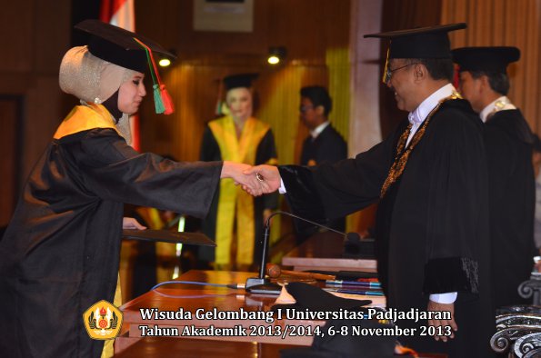 wisuda-unpad-gel-i-ta-2013_2014-fakultas-tip-oleh-rektor-030