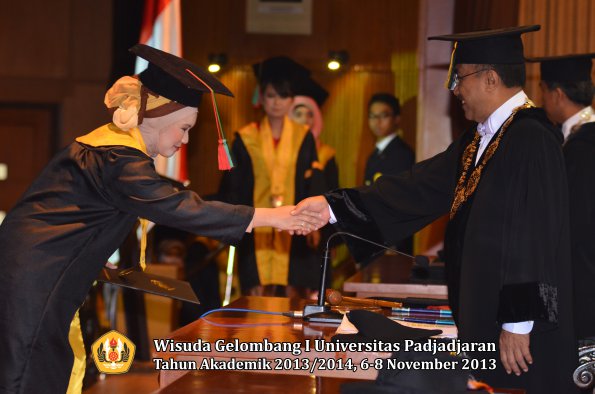 wisuda-unpad-gel-i-ta-2013_2014-fakultas-tip-oleh-rektor-031