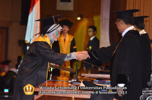 wisuda-unpad-gel-i-ta-2013_2014-fakultas-tip-oleh-rektor-036