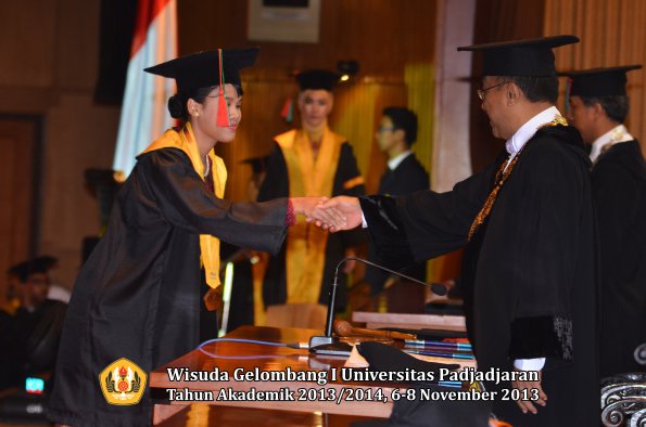 wisuda-unpad-gel-i-ta-2013_2014-fakultas-tip-oleh-rektor-037