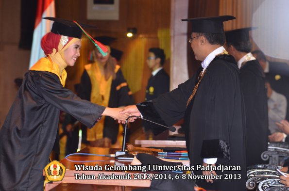 wisuda-unpad-gel-i-ta-2013_2014-fakultas-tip-oleh-rektor-038