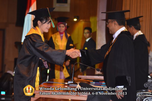 wisuda-unpad-gel-i-ta-2013_2014-fakultas-tip-oleh-rektor-041