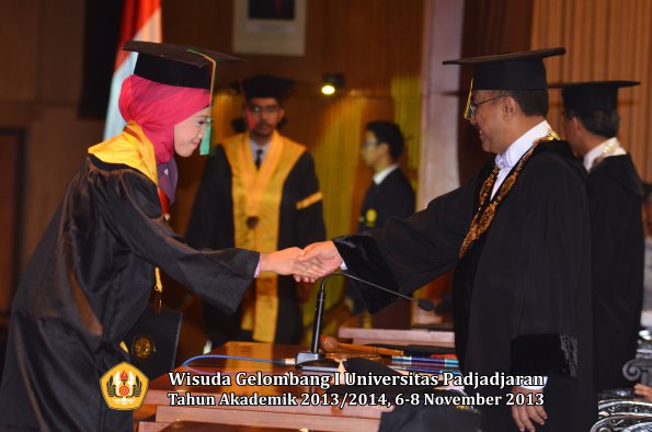 wisuda-unpad-gel-i-ta-2013_2014-fakultas-tip-oleh-rektor-042