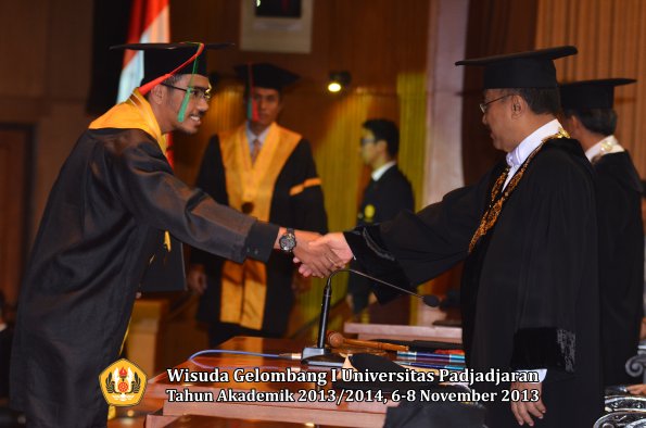 wisuda-unpad-gel-i-ta-2013_2014-fakultas-tip-oleh-rektor-043