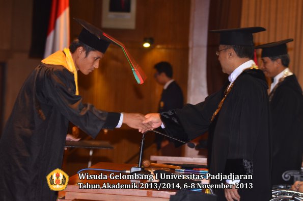 wisuda-unpad-gel-i-ta-2013_2014-fakultas-tip-oleh-rektor-044