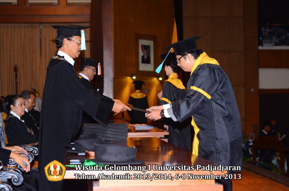 wisuda-unpad-gel-i-ta-2013_2014-fakultas-ilmu-budaya-oleh-dekan-021