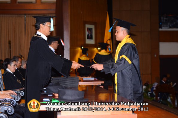 wisuda-unpad-gel-i-ta-2013_2014-fakultas-ilmu-budaya-oleh-dekan-022