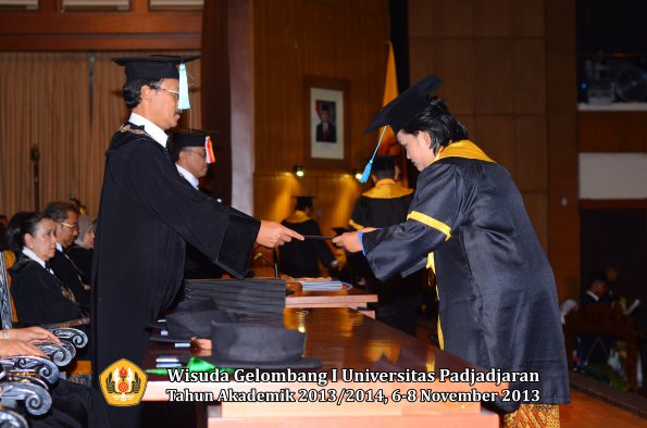 wisuda-unpad-gel-i-ta-2013_2014-fakultas-ilmu-budaya-oleh-dekan-023