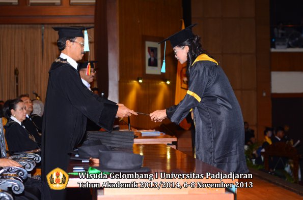 wisuda-unpad-gel-i-ta-2013_2014-fakultas-ilmu-budaya-oleh-dekan-024