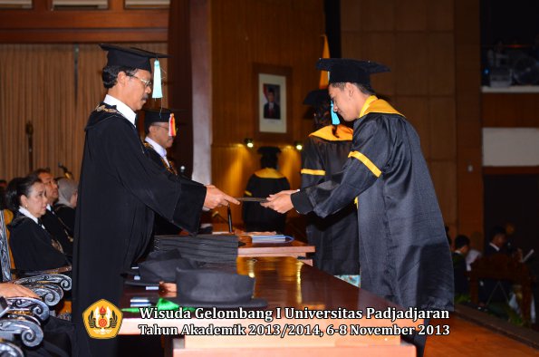 wisuda-unpad-gel-i-ta-2013_2014-fakultas-ilmu-budaya-oleh-dekan-025