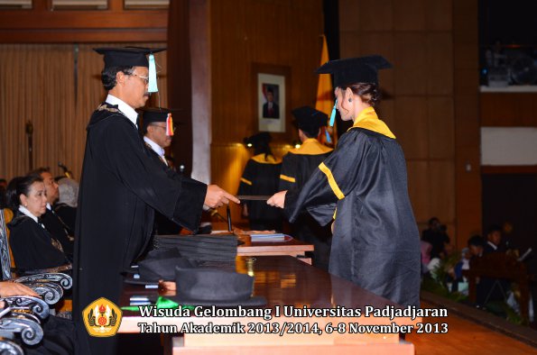 wisuda-unpad-gel-i-ta-2013_2014-fakultas-ilmu-budaya-oleh-dekan-026