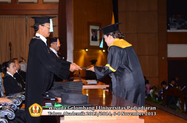 wisuda-unpad-gel-i-ta-2013_2014-fakultas-ilmu-budaya-oleh-dekan-027