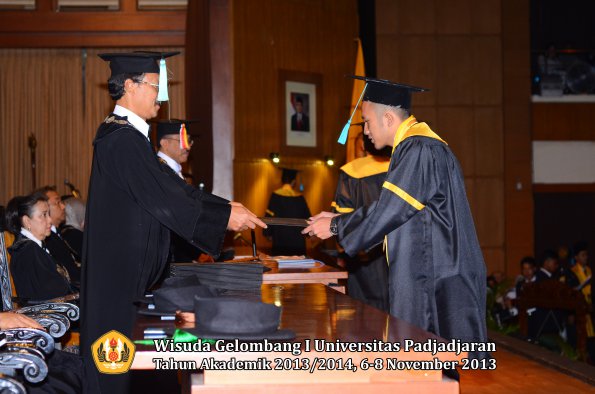 wisuda-unpad-gel-i-ta-2013_2014-fakultas-ilmu-budaya-oleh-dekan-028