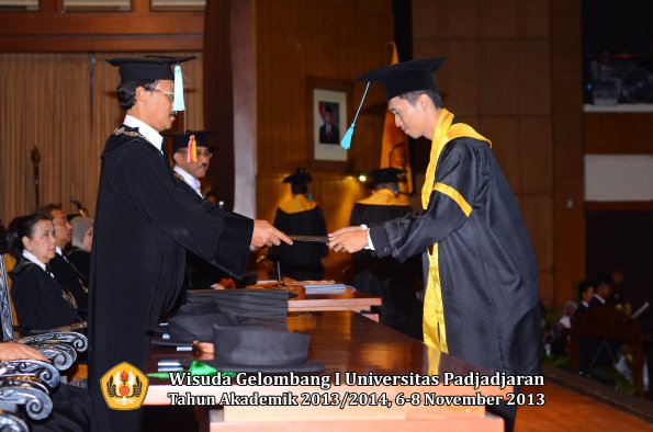 wisuda-unpad-gel-i-ta-2013_2014-fakultas-ilmu-budaya-oleh-dekan-029