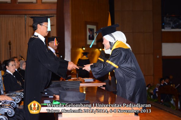 wisuda-unpad-gel-i-ta-2013_2014-fakultas-ilmu-budaya-oleh-dekan-030