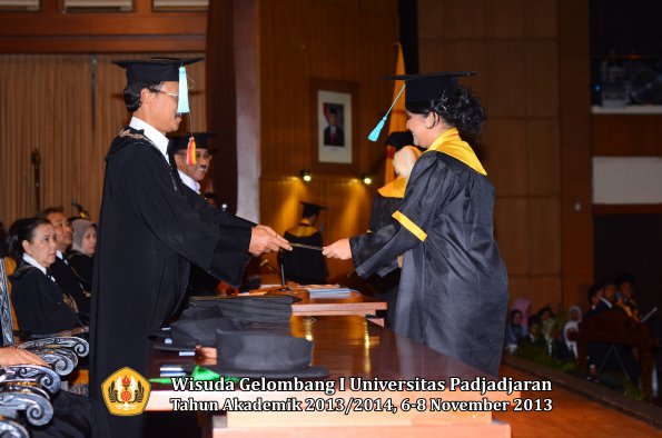 wisuda-unpad-gel-i-ta-2013_2014-fakultas-ilmu-budaya-oleh-dekan-031