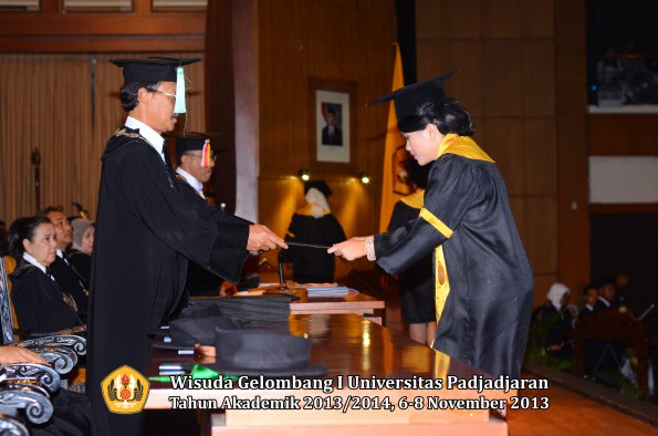 wisuda-unpad-gel-i-ta-2013_2014-fakultas-ilmu-budaya-oleh-dekan-032