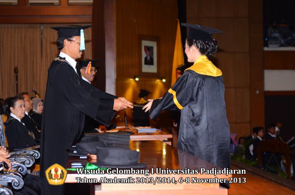 wisuda-unpad-gel-i-ta-2013_2014-fakultas-ilmu-budaya-oleh-dekan-033