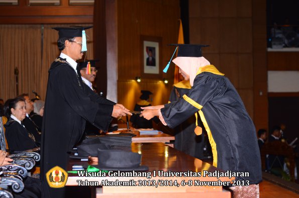 wisuda-unpad-gel-i-ta-2013_2014-fakultas-ilmu-budaya-oleh-dekan-034