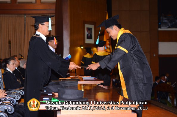 wisuda-unpad-gel-i-ta-2013_2014-fakultas-ilmu-budaya-oleh-dekan-035