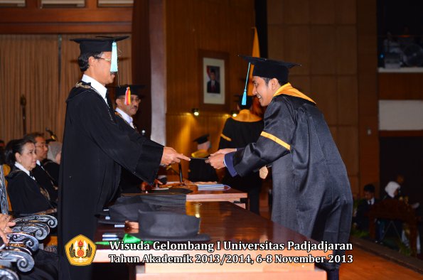 wisuda-unpad-gel-i-ta-2013_2014-fakultas-ilmu-budaya-oleh-dekan-036