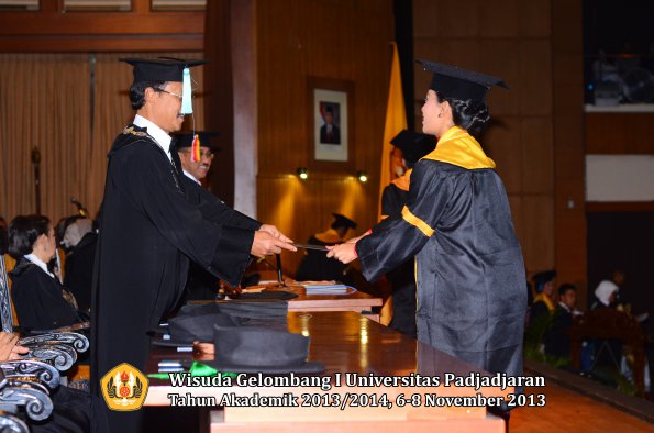 wisuda-unpad-gel-i-ta-2013_2014-fakultas-ilmu-budaya-oleh-dekan-037